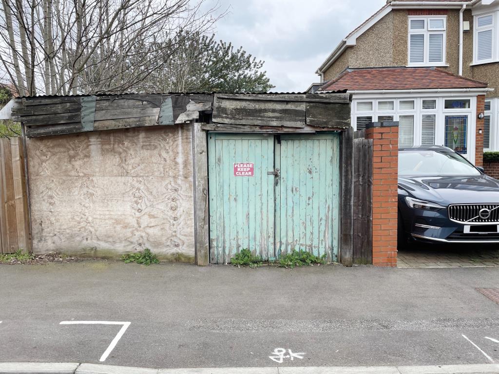 Lot: 94 - FIRST FLOOR MAISONETTE WITH GARDEN AND DERELICT GARAGE - Outside image of garage from side street